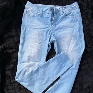 Light washed non-ripped jeans